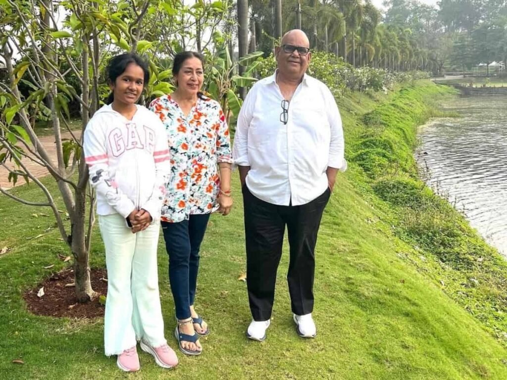 satish kaushik wife