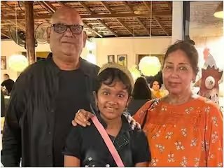 satish kaushik wife