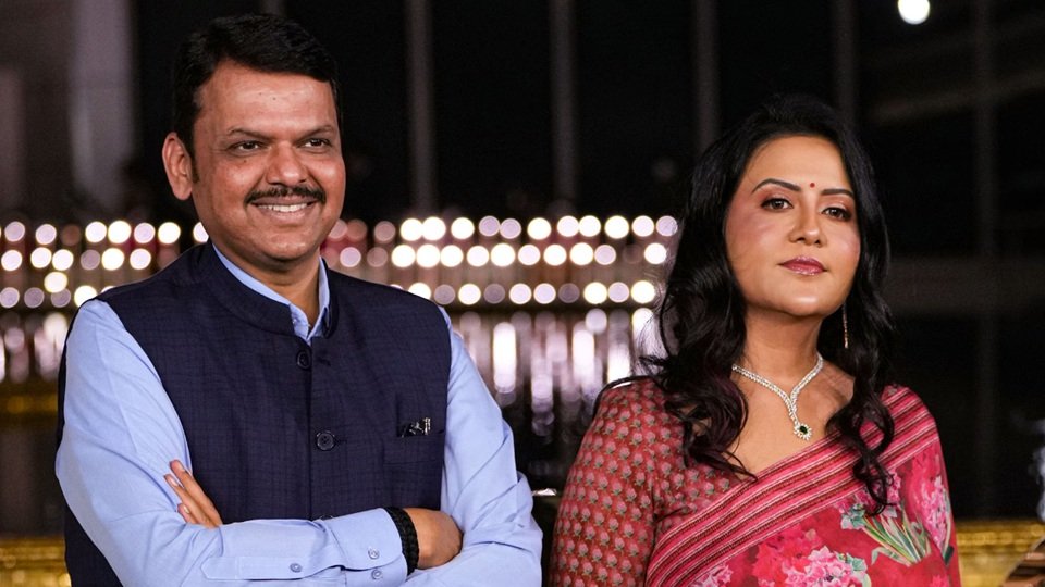 devendra fadnavis wife