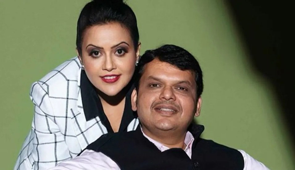 devendra fadnavis wife