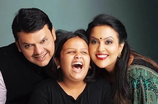 devendra fadnavis wife
