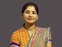 dhananjay munde wife